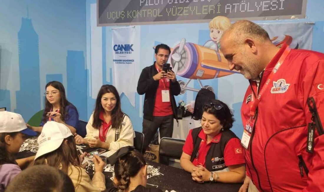 Samsun’un Canik Belediye Başkanı İbrahim Sandıkçı, TEKNOFEST İstanbul’da gençlerle bir