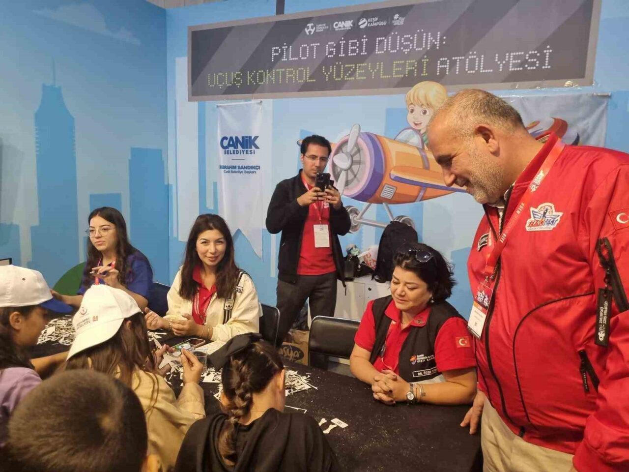 Samsun’un Canik Belediye Başkanı İbrahim Sandıkçı, TEKNOFEST İstanbul’da gençlerle bir