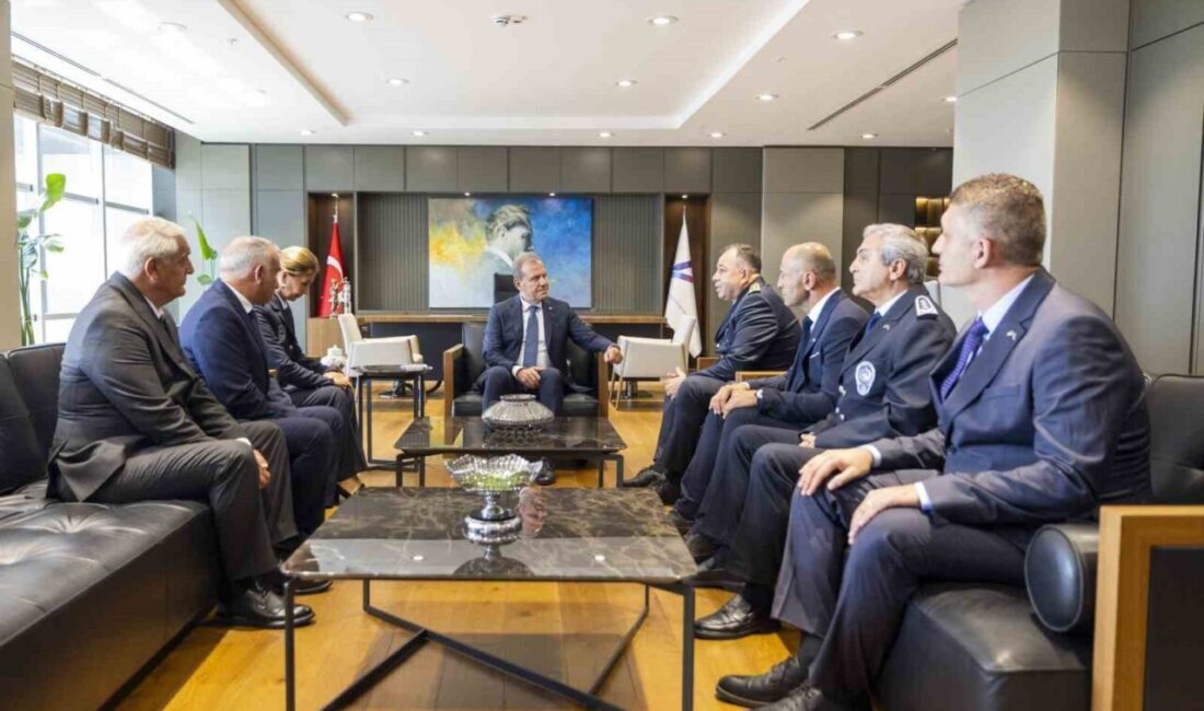 Mersin Büyükşehir Belediye Başkanı Vahap Seçer’i ziyaret eden zabıta heyeti,