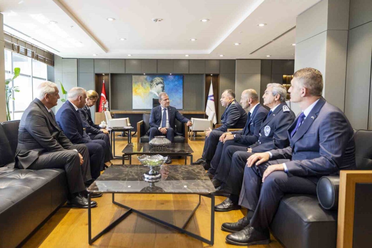 Mersin Büyükşehir Belediye Başkanı Vahap Seçer’i ziyaret eden zabıta heyeti,