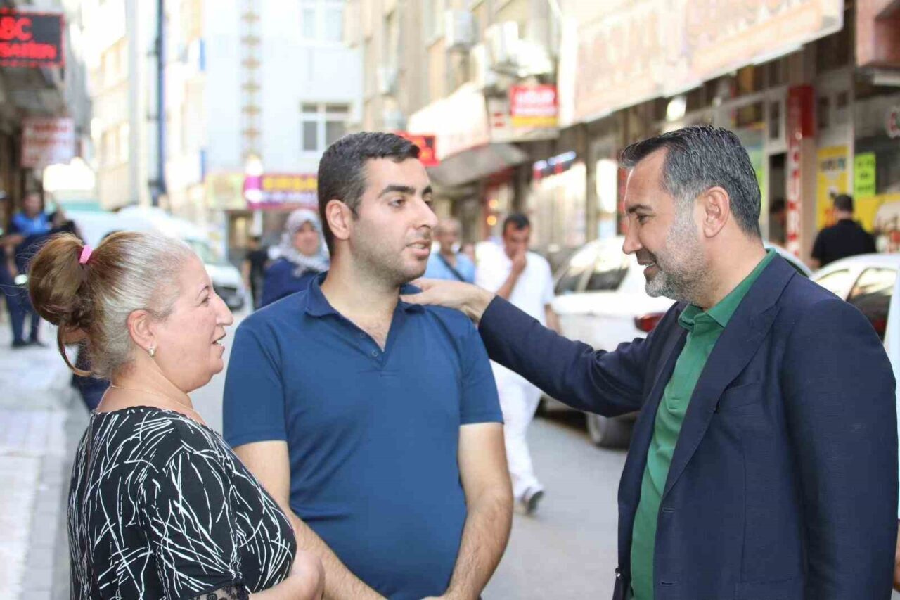 Elazığ’da yol yenileme çalışmalarını yerinde inceleyen Belediye Başkanı Şahin Şerifoğulları,