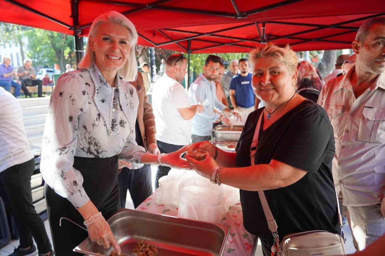 Bilecik Belediye Başkanı Melek Mızrak Subaşı vatandaşlara helva ikram etti.