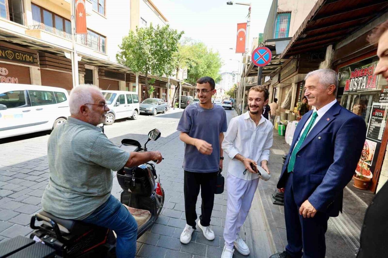 Şahinbey Belediye Başkanı Mehmet Tahmazoğlu, ilçe merkezinde esnaf ve vatandaşlarla
