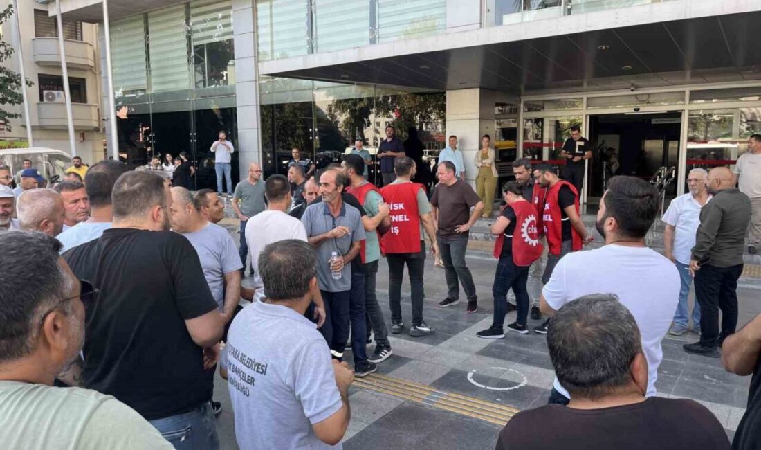 İzmir’de Karşıyaka Belediyesinde yaşanan maaş krizinden kaynaklı çöp dağları büyürken,