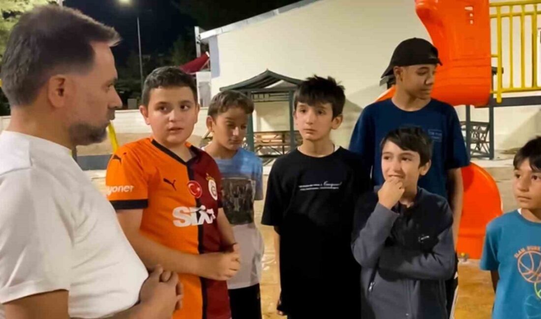 Yakutiye Belediye Başkanı Mahmut Uçar, ilçede yenilenen bir çocuk parkı