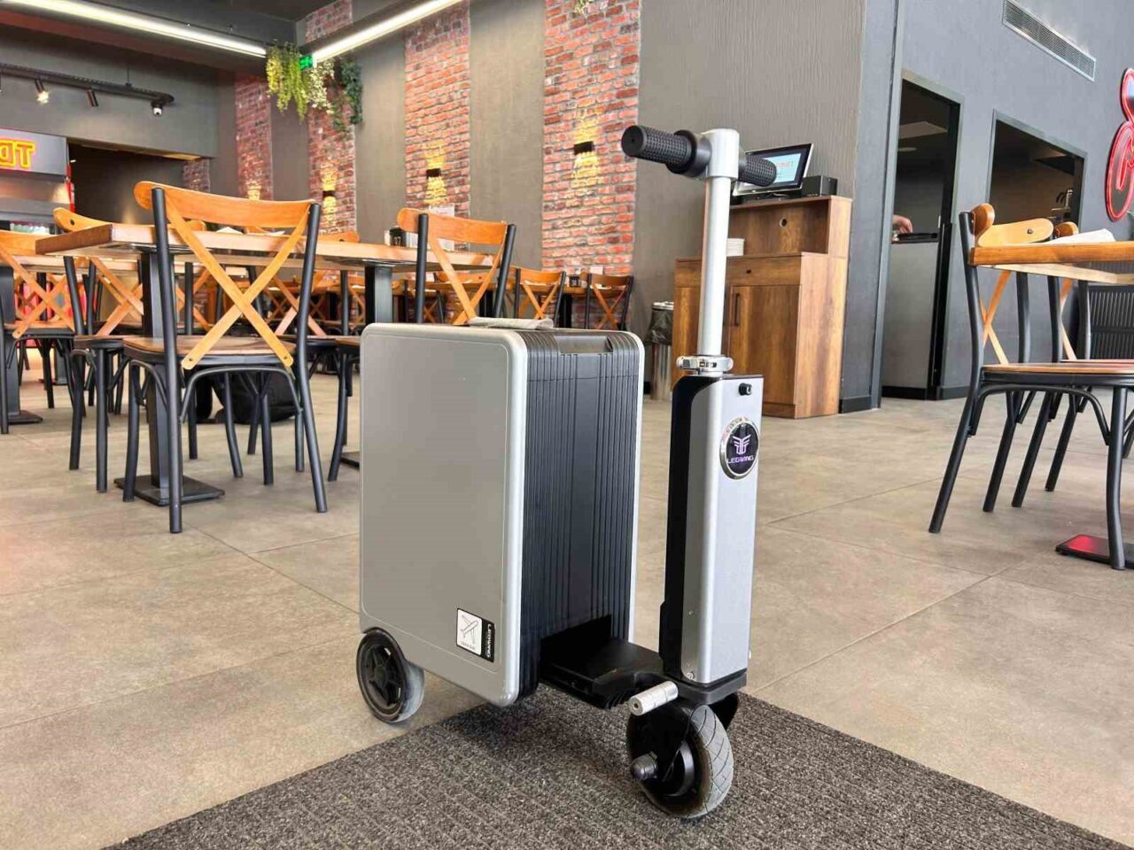 Başkentte scooter valizle paket servis denemesi yapan esnaf, valizin kullanım