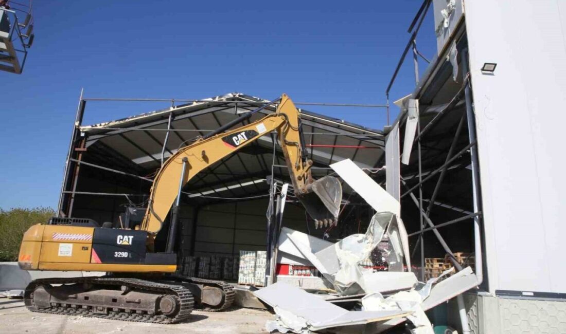 Nilüfer Belediyesi yıkım ekipleri, Başköy Mahallesi’nde 2 bin 400 metrekare