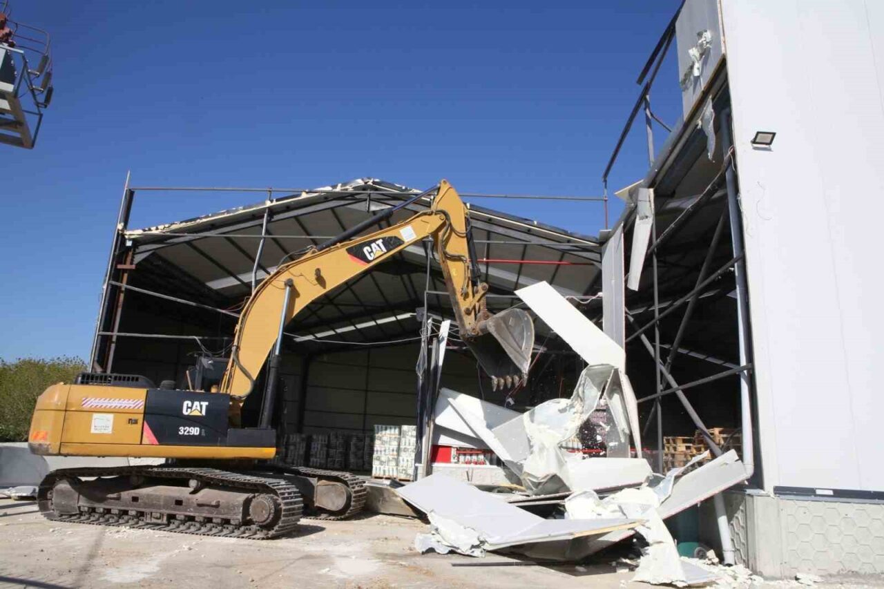Nilüfer Belediyesi yıkım ekipleri, Başköy Mahallesi’nde 2 bin 400 metrekare