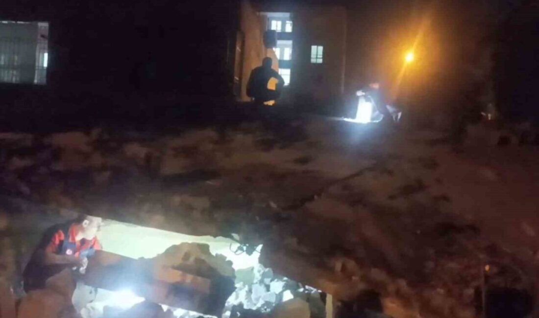Batman’da 2 katlı bina çöktü. Olay yerine çok sayıda itfaiye,