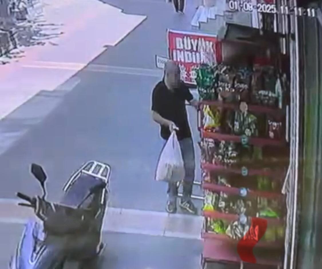 Batman kent merkezinde bir büfe önünde bulunan dolaptan meyve suyu