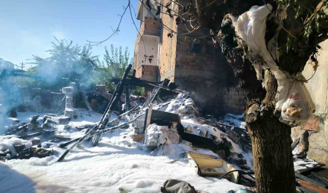 Batman’ın GAP Mahallesi’nde bir evin bahçesindeki odunlukta çıkan yangın itfaiye