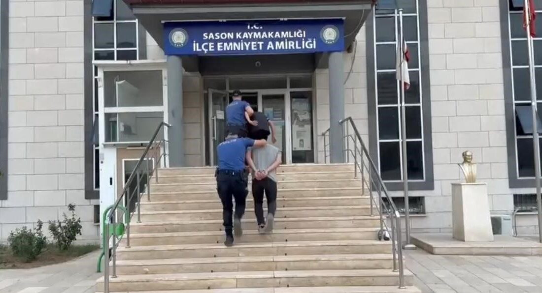 Batman’ın Sason ilçesinde bir manavın kepenk kilidini kırarak kasadan 4