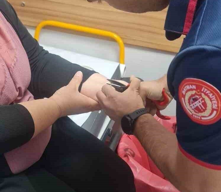 Batman Eğitim ve Araştırma Hastanesi kırmızı alanda bir vatandaşın bileğine