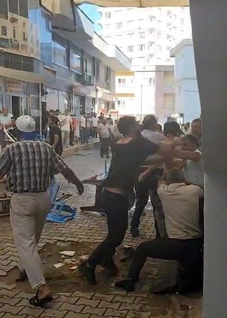 Batman’ın Kozluk ilçesinde iki grup arasında çıkan taşlı sopalı kavgada