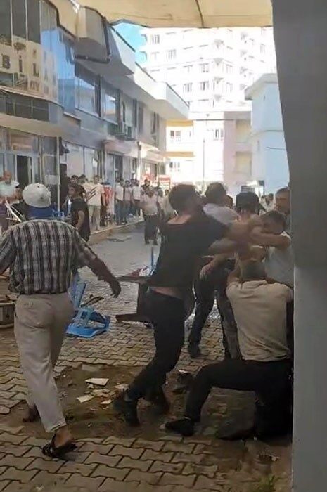 Batman’ın Kozluk ilçesinde iki grup arasında çıkan taşlı sopalı kavgada