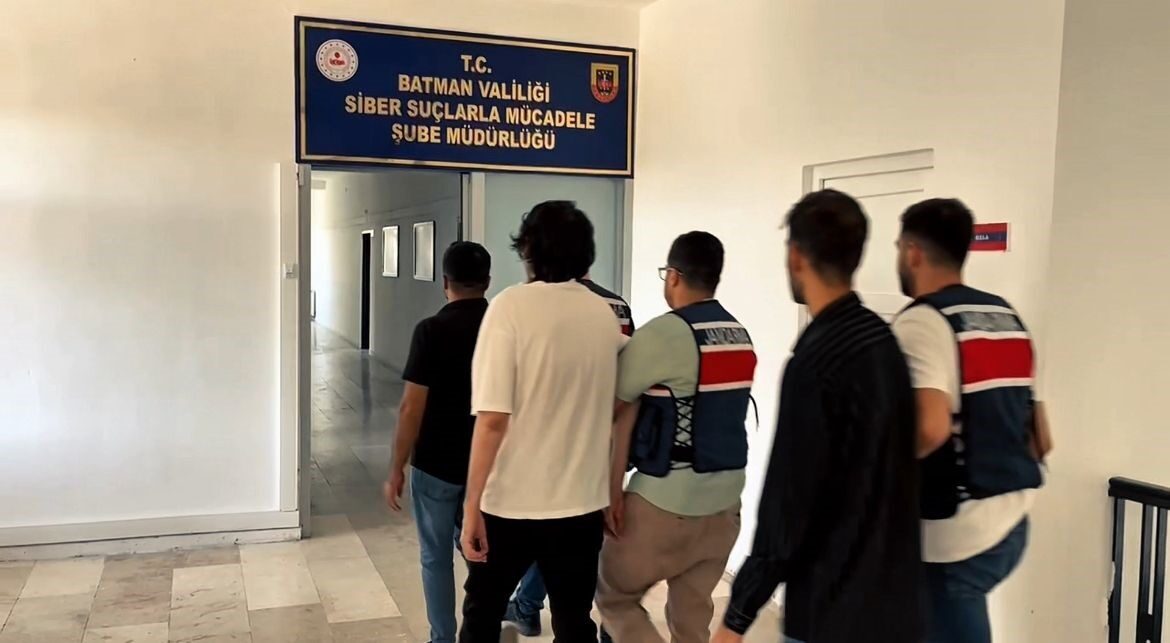 Batman’da sanal ortamda yasa dışı bahis içerikleri paylaştıkları belirlenen 3