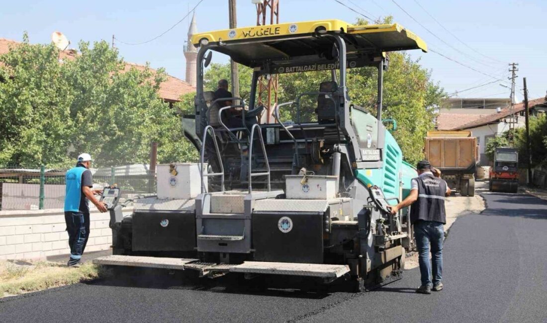 Battalgazi Belediyesi, Eski Malatya Toptaş Mahallesi’nde sıcak asfalt serim çalışmalarını
