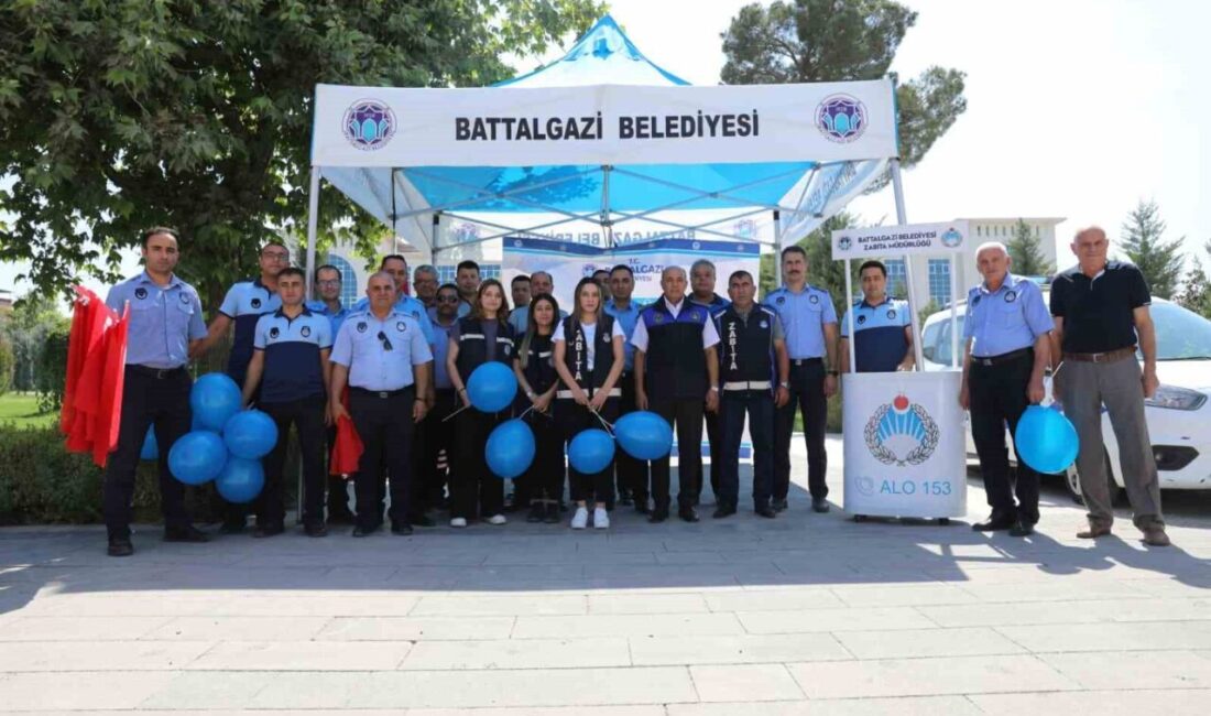 Malatya’nın Battalgazi Belediyesi, Zabıta Haftası kapsamında vatandaşlara Türk bayrağı, balon
