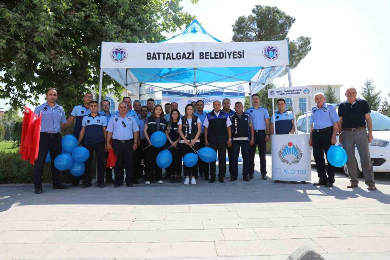 Malatya’nın Battalgazi Belediyesi, Zabıta Haftası kapsamında vatandaşlara Türk bayrağı, balon