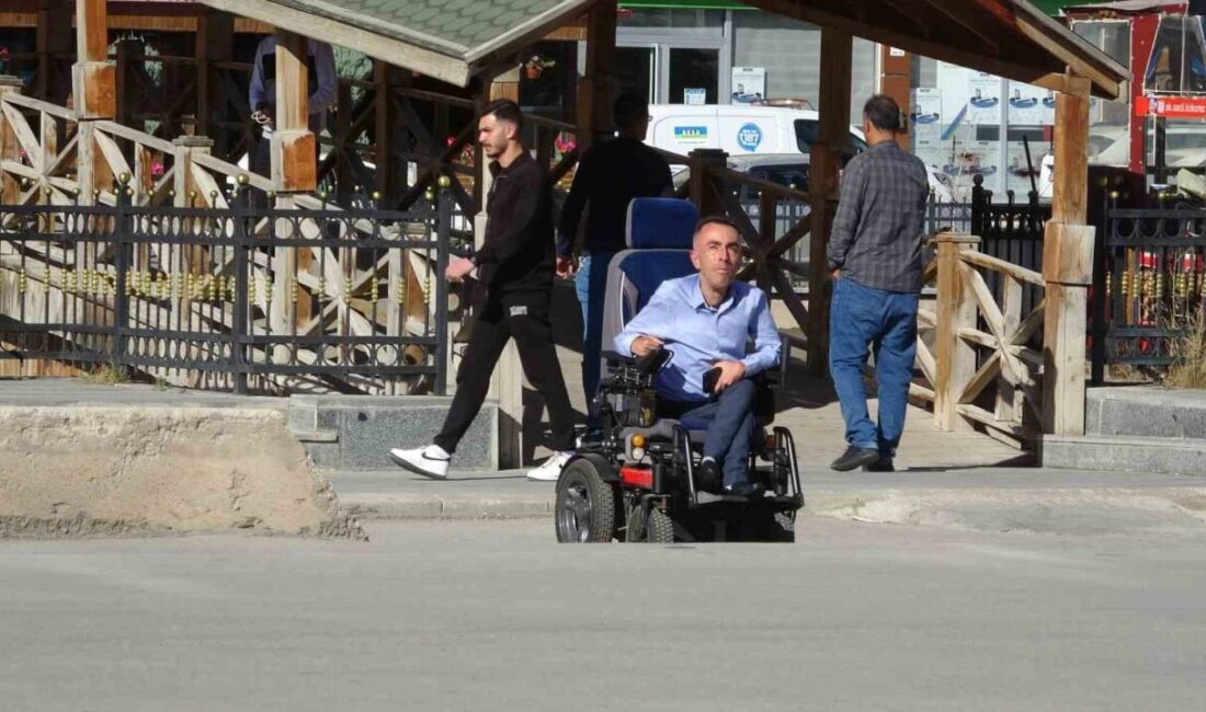 Bayburt’ta akülü aracıyla yolun karşısına geçmeye çalışan engelli bir vatandaşa