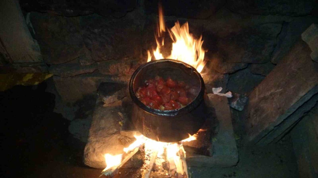 Bayburt’un Aydıntepe ilçesinde sonbaharın gelmesiyle birlikte evlerde kışlık salça hazırlıkları