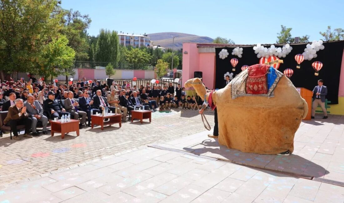Bayburt’ta ‘İlköğretim Haftası’ nedeniyle Kaleardı 75. Yıl İlkokulunda program düzenlendi.