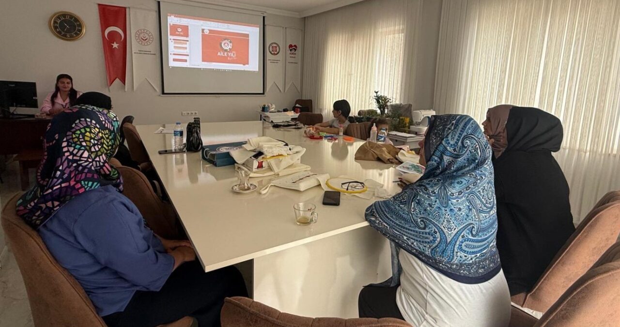 Bayburt Aile Destek Merkezinde hizmet alan vatandaşlara ’Kadına Yönelik Şiddetle