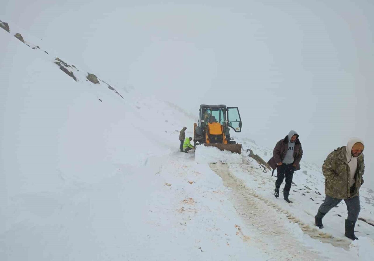 Bayburt’un yüksek kesimlerinde etkili olan kar yağışı ve fırtına nedeniyle