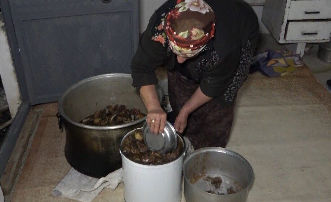 Bayburt’un köylerinde kışlık kavurma yapımı için kazanlar kuruldu, meşe ateşinde