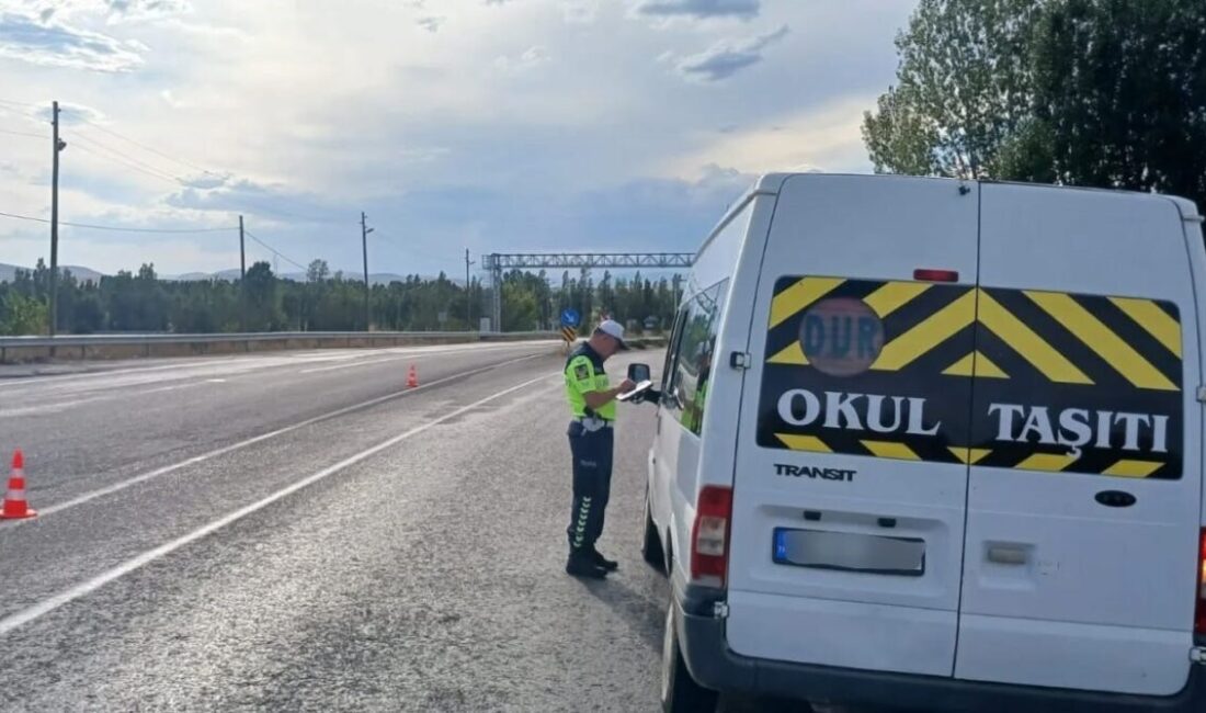 Bayburt’ta okulların açılması ile birlikte emniyet ve jandarma birimleri, öğrencilerin
