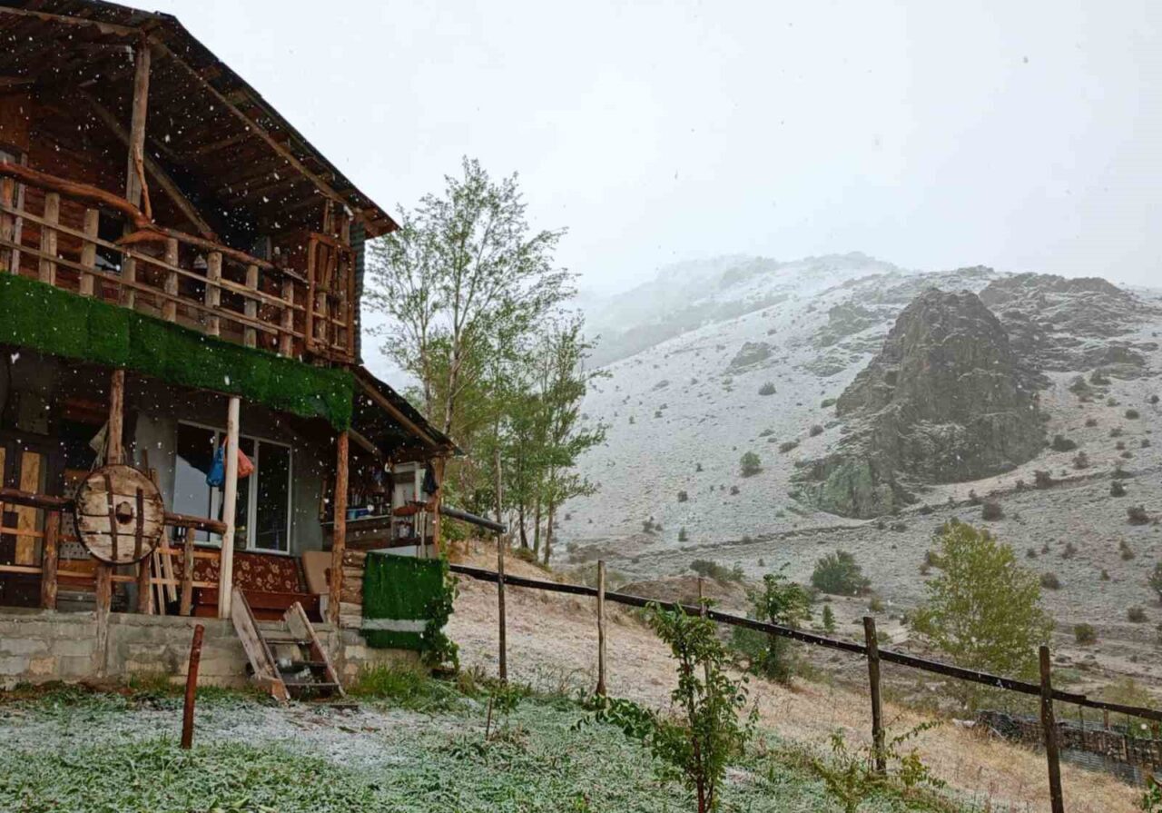 Bayburt’un yüksek rakımlı köylerine sonbahar mevsiminde kar yağdı. Yoncalı, Üzengili