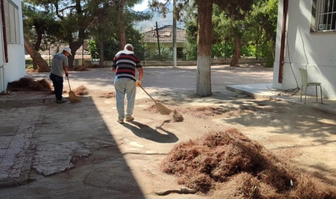 Bilecik’in Bayırköy beldesinde yeni eğitim-öğretim dönemi öncesi okul bahçelerinde temizlik