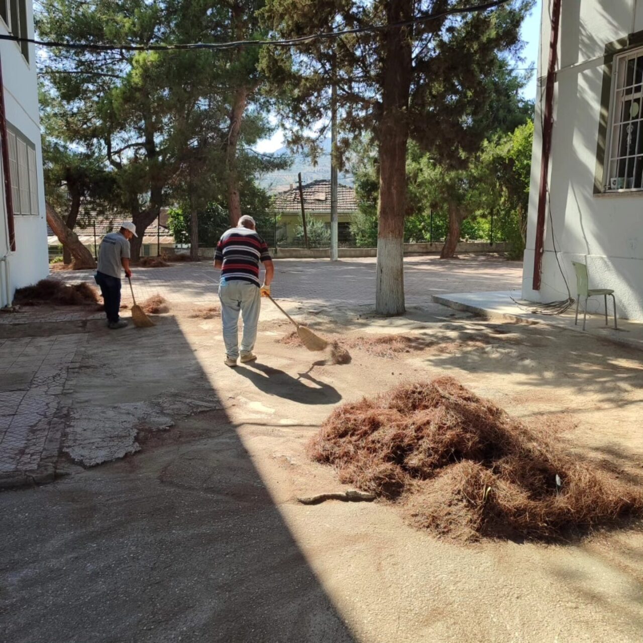 Bilecik’in Bayırköy beldesinde yeni eğitim-öğretim dönemi öncesi okul bahçelerinde temizlik