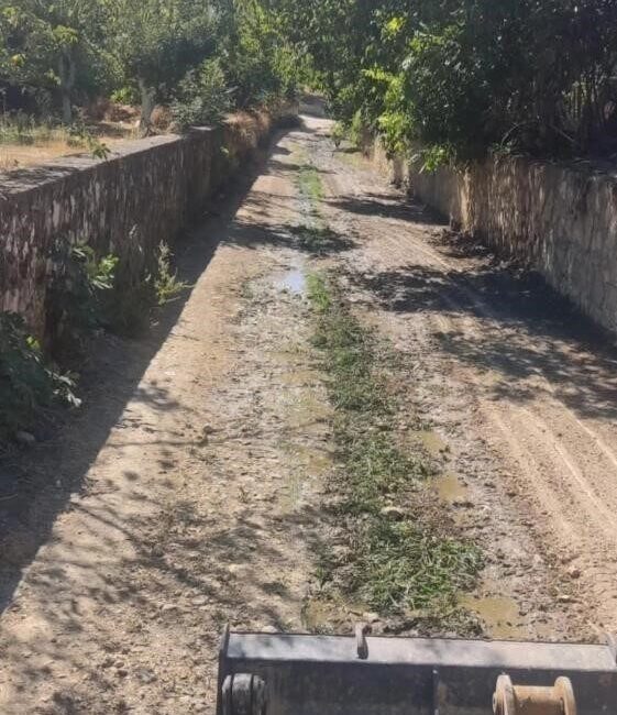 Bayırköy Belediyesi ekipleri, tren yolu altını arazi yollarına bağlayan kanalda