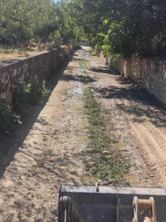 Bayırköy Belediyesi ekipleri, tren yolu altını arazi yollarına bağlayan kanalda