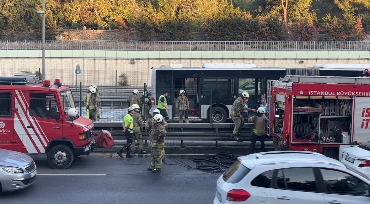 Bayrampaşa-Maltepe Metrobüs Durağı’nda vatandaşları taşıyan metrobüs aracı yandı. Vatandaşlar can