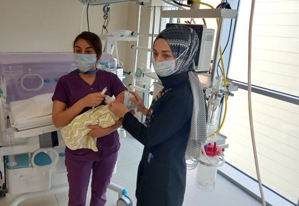 Konya’da park halindeki bir otomobilin bagajının üzerine bez torba içerisinde