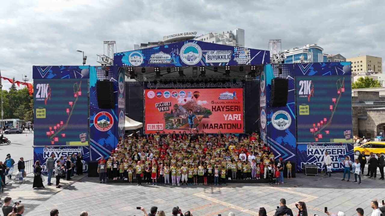 Kayseri Büyükşehir Belediyesi’nin 5’inci Uluslararası Kayseri Yarı Maratonu kapsamında düzenlediği