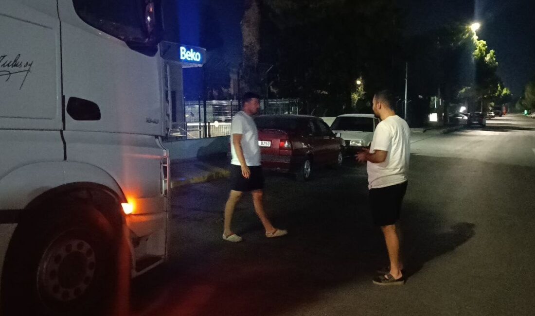 Manisa’da yük almak için Beko deposu önüne gelen tır şoförleri,