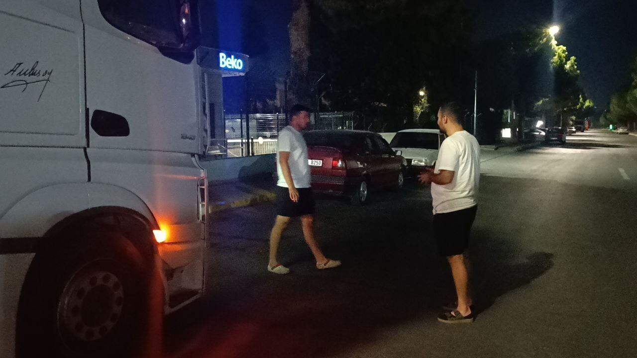 Manisa’da yük almak için Beko deposu önüne gelen tır şoförleri,