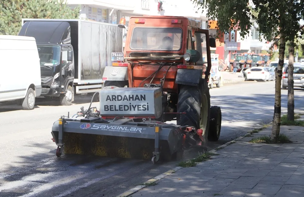 Ardahan Belediyesi Temizlik İşleri Müdürlüğü ekiplerinin kentteki hummalı çalışmaları devam
