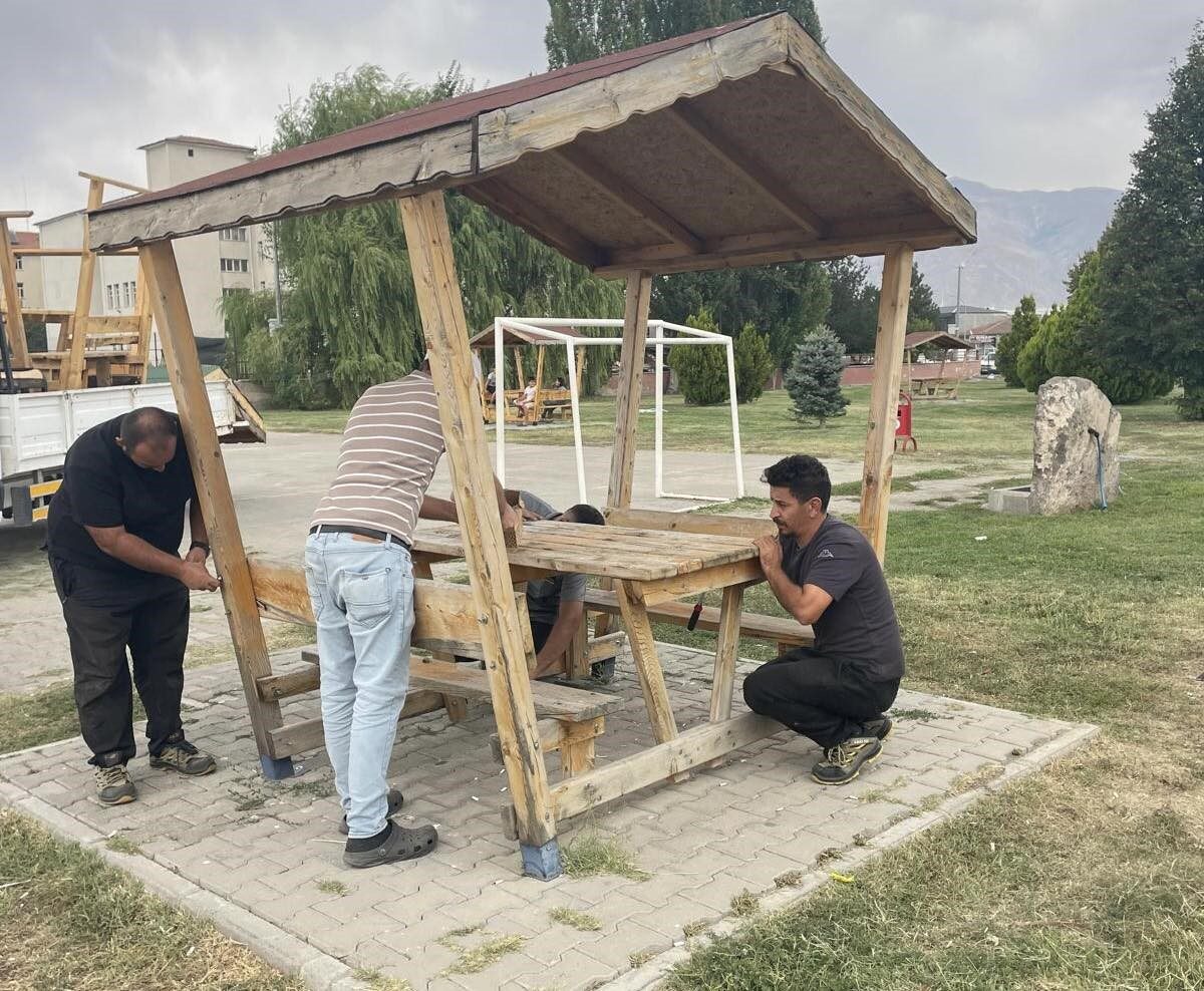 Erzincan Belediyesi ekipleri şehir mobilyaları üretimine devam ediyor. Belediyenin Destek