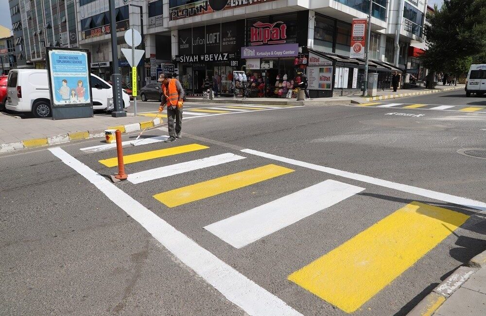 Ardahan Belediyesi Fen işleri Müdürlüğü ekiplerince, araç ve yaya güvenliğini