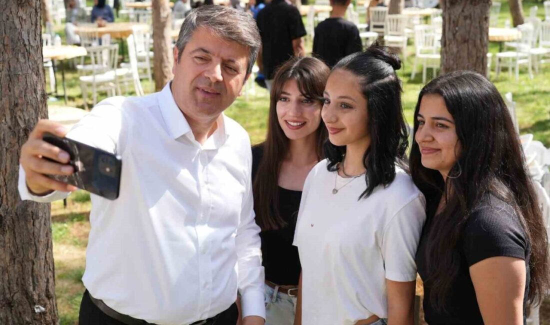 Adıyaman Belediyesi, üniversitelerin lisans bölümlerine yeni kayıt yaptıran öğrencilere başarı