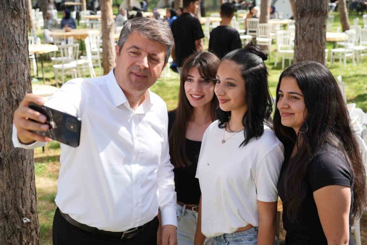 Adıyaman Belediyesi, üniversitelerin lisans bölümlerine yeni kayıt yaptıran öğrencilere başarı