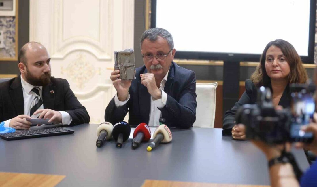 Yunusemre Belediye Başkanı Semih Balaban, önceki dönemde, Millet Çarşısı içerisinde