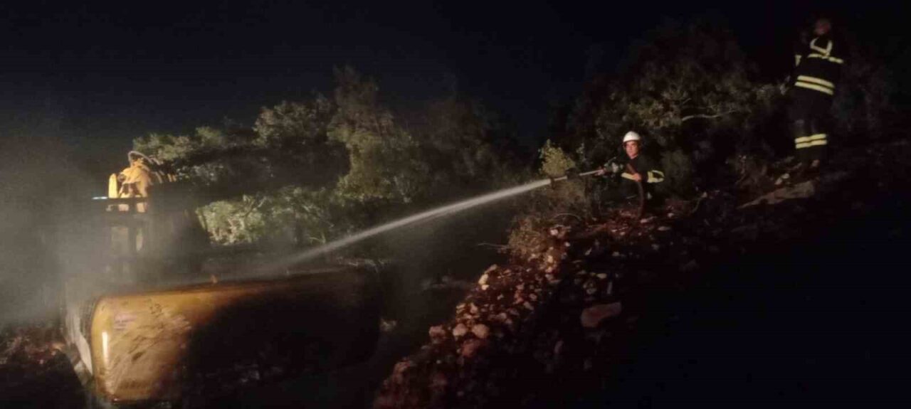 Hatay’da iş makinesinde çıkan yangın, ormanlık alana sıçramadan söndürüldü. Yangın,