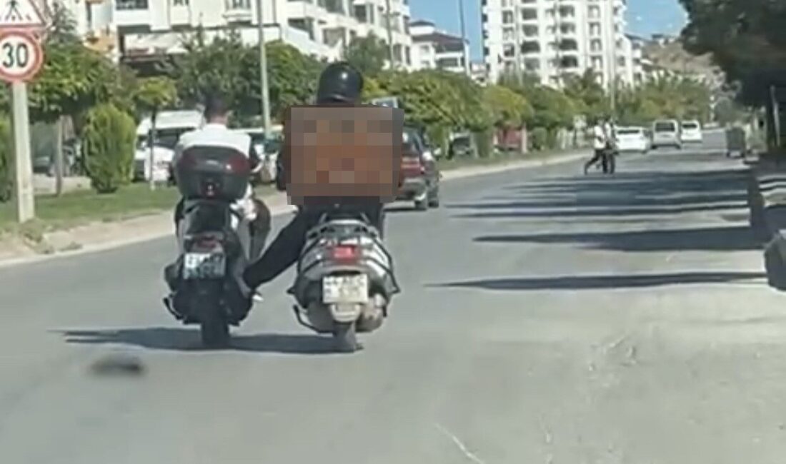 Elazığ’da bir motosiklet sürücüsünün başka bir sürücüye yaptığı yardım görenleri