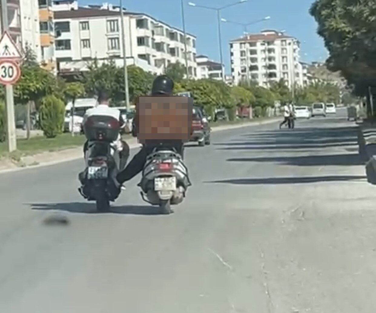 Elazığ’da bir motosiklet sürücüsünün başka bir sürücüye yaptığı yardım görenleri