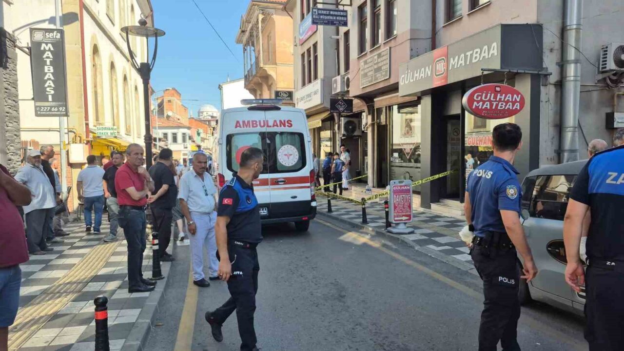 Bartın merkezdeki bir berber dükkanında karşılaştığı husumetlilerine kurşun yağdırdı. Olayda